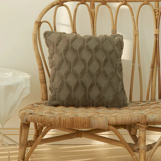 Housse de coussin en fourrure pour décoration de canapé.