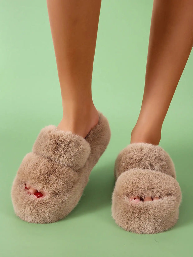 Chaussons à semelles épaisses pour femmes.