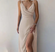 Robe nuisette à col en V et fente imprimée.