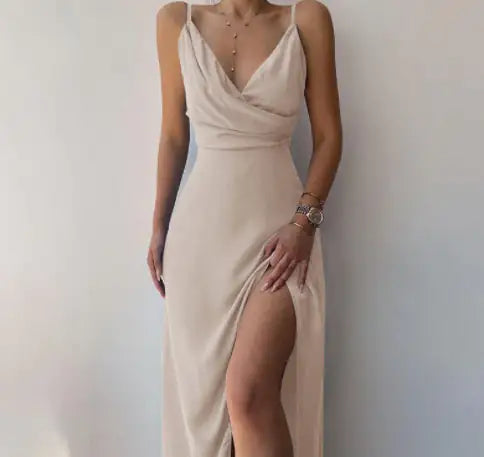 Robe nuisette à col en V et fente imprimée.