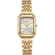 Montre femme carrée en acier avec cadran blanc et bracelet doré, élégante et minimaliste.