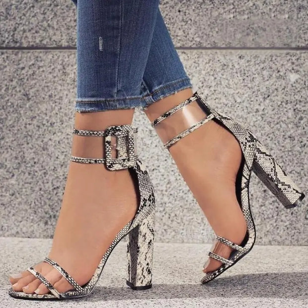 Sandales confortables à talons hauts creux pour femmes.