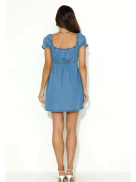 Robe en jean à manches bouffantes ajourées.