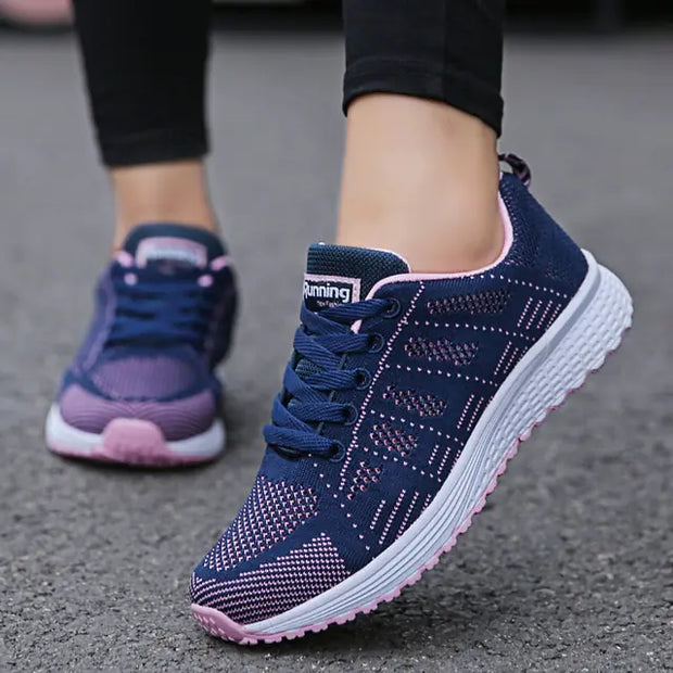 Baskets plates en maille respirante pour femmes.