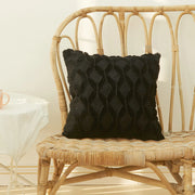 Housse de coussin en fourrure pour décoration de canapé.