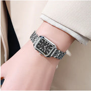 Montre femme à cadran carré avec bracelet en acier argenté, design