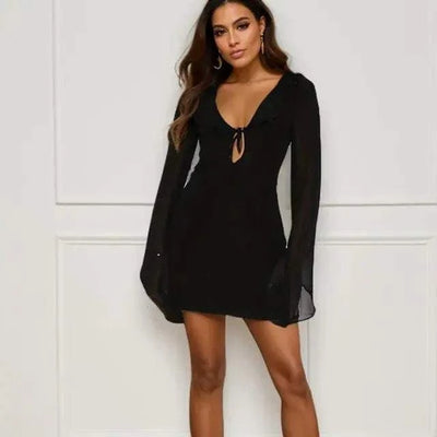Mini-robe à manches évasées et évidées.