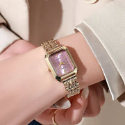 Montre femme carrée avec bracelet en acier, cadran élégant, couleur or poudre, minimaliste et fonctionnelle.