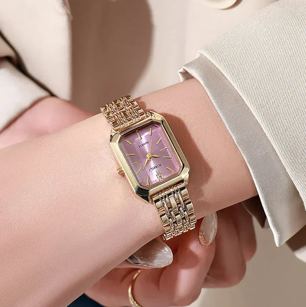 Montre femme carrée avec bracelet en acier, cadran élégant, couleur or poudre, minimaliste et fonctionnelle.