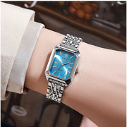 Montre carrée pour femme avec bracelet en acier, cadran bleu ciel, élégante et minimaliste.
