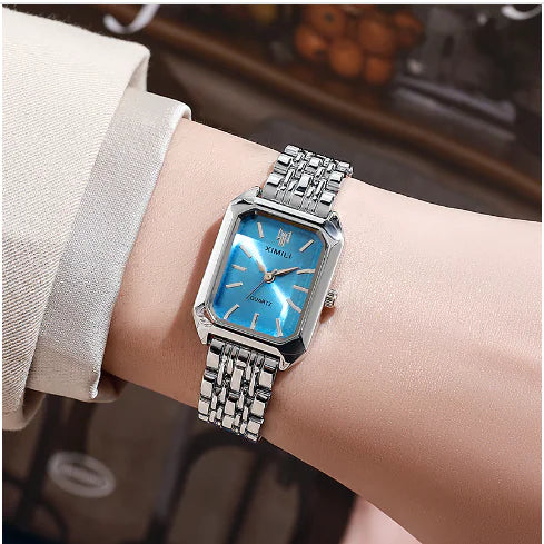 Montre carrée pour femme avec bracelet en acier, cadran bleu ciel, élégante et minimaliste.