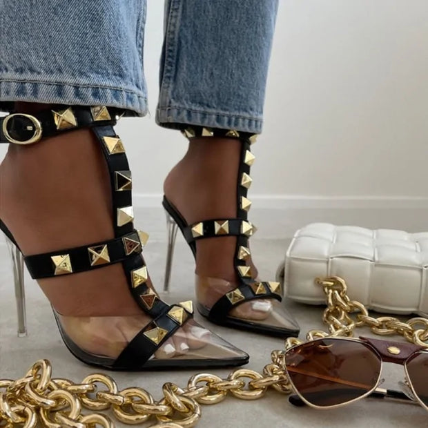 Escarpins à talons hauts pour femmes avec rivets.