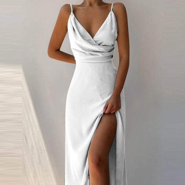 Robe nuisette à col en V et fente imprimée.