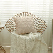 Housse de coussin en fourrure pour décoration de canapé.