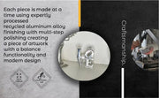Accessoire déco moderne en aluminium recyclé avec finition argentée et design artistique 'LOVE'