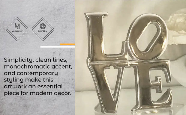 Accessoire déco moderne en métal avec le mot LOVE, alliant des lignes épurées et un design contemporain