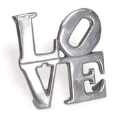 Accessoire déco moderne en métal argenté représentant le mot LOVE pour une décoration élégante
