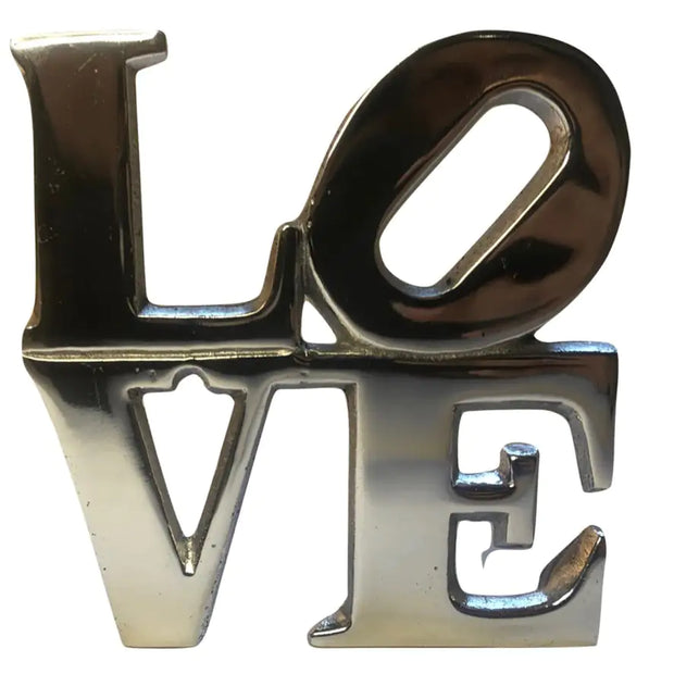 Accessoire déco moderne en métal en forme de mot Love pour une décoration moderne