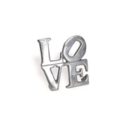 Accessoire déco moderne en métal affichant le mot LOVE pour une décoration élégante et contemporaine