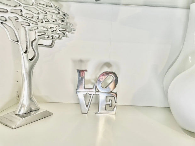 Accessoire déco moderne en métal avec l'inscription LOVE, idéal pour un intérieur stylé