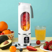 Mixeur à smoothie portable Beautysky en blanc avec fruits frais et jus à côté