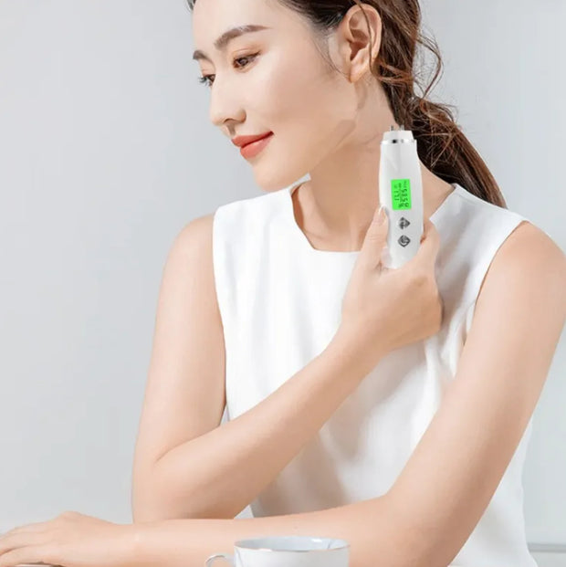 Analyseur de peau électronique Beautysky utilisé par une femme pour évaluer sa peau