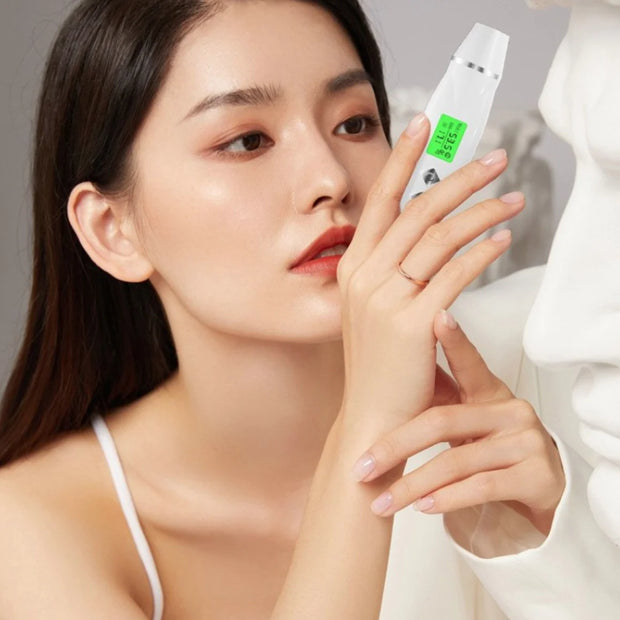Analyseur de peau électronique Beautysky utilisé par une femme pour un soin de la peau précis