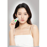 Analyseur de peau électronique Beautysky utilisé par un modèle avec un teint frais