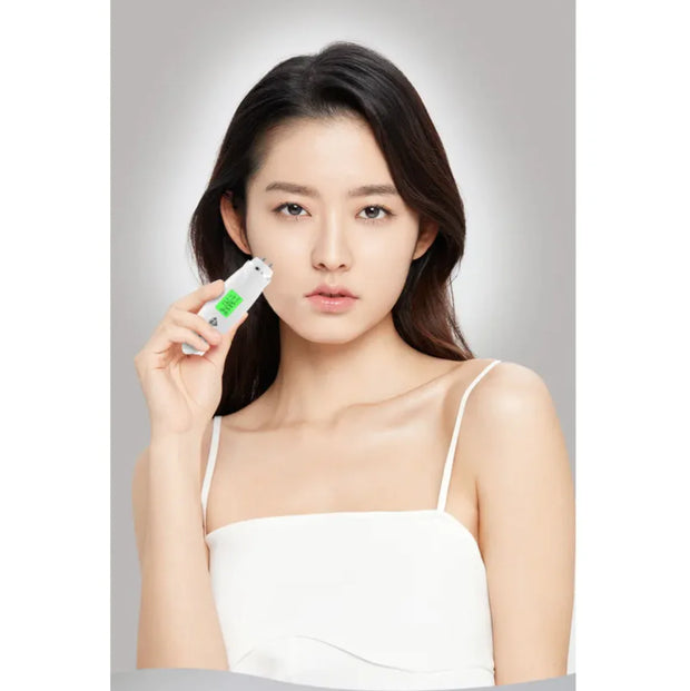 Analyseur de peau électronique Beautysky utilisé par un modèle avec un teint frais