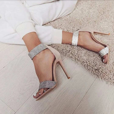 Talons hauts et fins pour femmes.