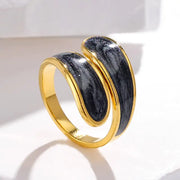 Bague ajustable en titane avec finition dorée et design moderne pour une allure élégante