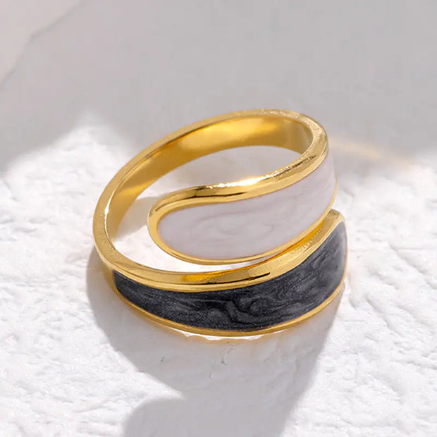 Bague ajustable en titane avec design moderne et finitions dorées pour un style élégant