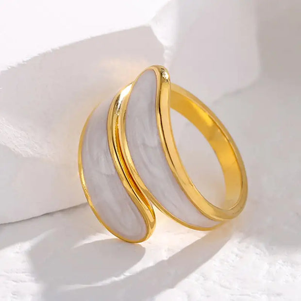 Bague ajustable en titane avec un design élégante et finition dorée