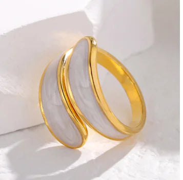 Bague ajustable en titane avec design élégant en blanc et or pour un look moderne