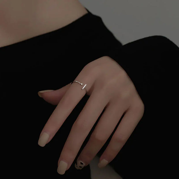 Bague mode sertie de diamants en argent sur la main d'une femme élégante