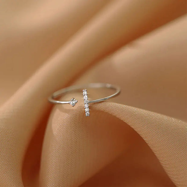Bague mode sertie de diamants en argent sur un tissu doux beige
