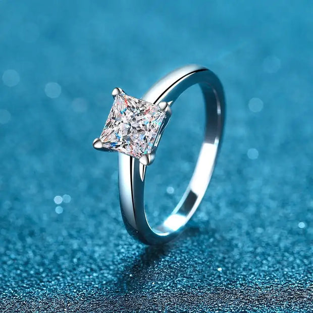 Bague moissanite argent 925 avec une pierre centrale en coupe princesse brillante