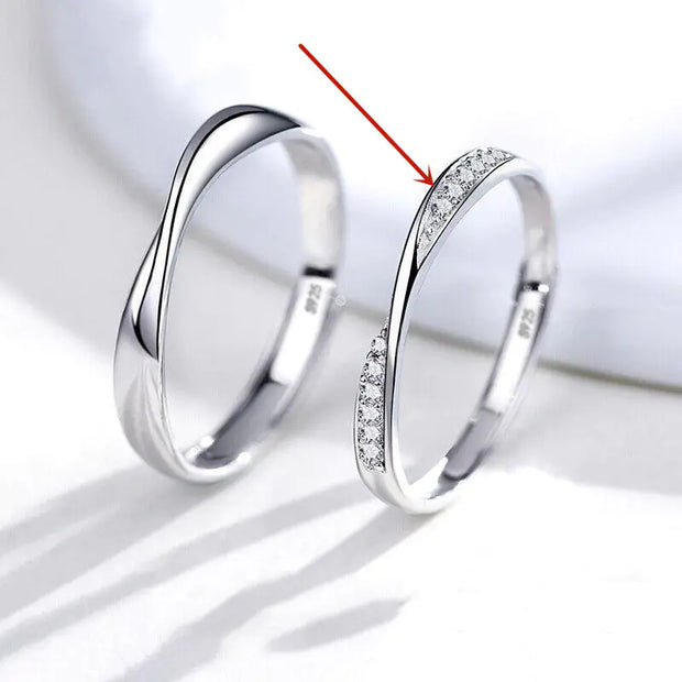 Bague romantique pour couple en argent avec design élégant et pierres scintillantes
