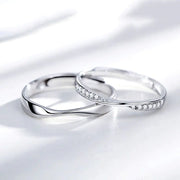 Bague romantique pour couple en argent avec finition brillante et pierres scintillantes