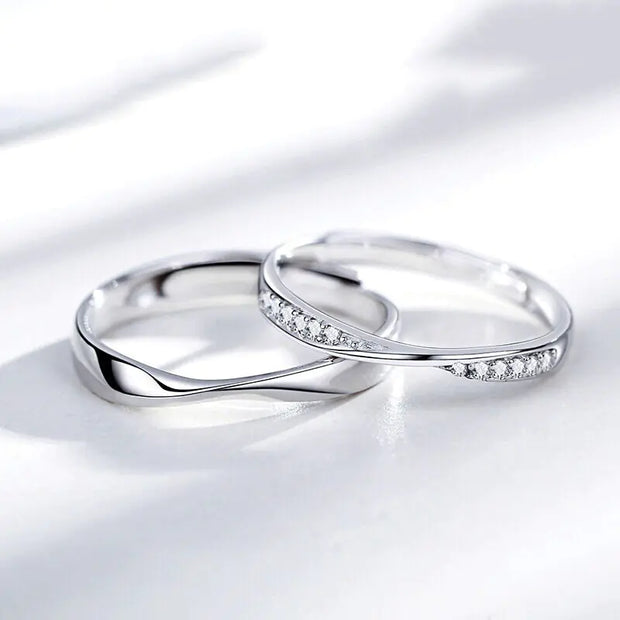 Bague romantique pour couple en argent avec finition brillante et pierres scintillantes
