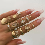 Ensemble de bagues vintage pour femmes sur une main avec ongles scintillants.