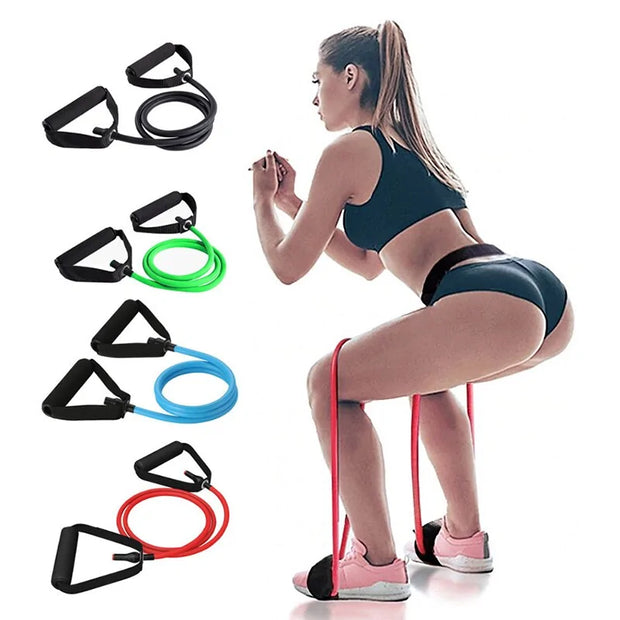Femme en position de squat utilisant des bandes de résistance fitness pour un entraînement efficace