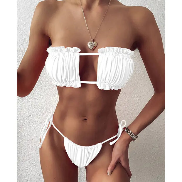 Bikini bandeau plissé Beautysky in white, showcasing elegant and modern style with adjustable soft fabric for optimal comfort.
