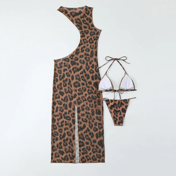 Ensemble bikini imprimé léopard avec robe assortie pour un look tendance à la plage