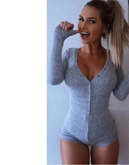 Body moulant femme en tricot gris avec boutons et manches longues, parfait pour une tenue décontractée