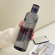 Bouteille plastique écologie réutilisable, transparente, avec graduations pour suivre votre consommation d'eau