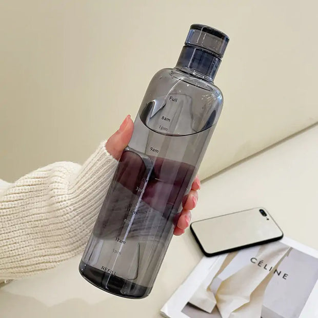 Bouteille plastique écologie réutilisable, transparente, avec graduations pour suivre votre consommation d'eau