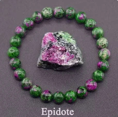 Bracelet pierre améthyste avec perles polies entourant un cristau d'épidote coloré