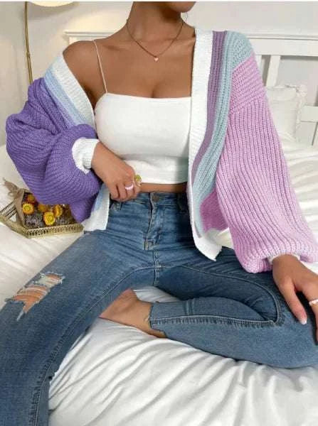 Cardigan ample femme multicolore avec manches bouffantes, porté sur un top blanc et un jean déchiré