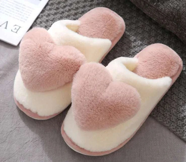Chaussons confortables femmes avec un design doux en peluche et un motif en cœur rose